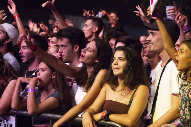 FARO, PORTUGAL: 1 DE SEPTIEMBRE DE 2018 - Audiencia ver la música artista en el Festival F, un gran festival en la ciudad de Faro, Portugal
. - Foto, Imagen