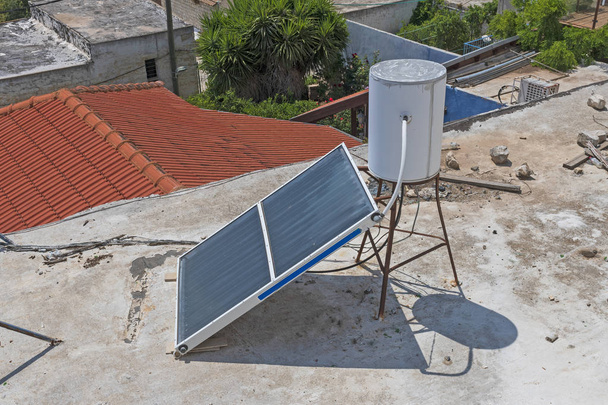 Ηλιακή μονάδα θέρμανσης νερού σε στέγη στο Ισραήλ - Φωτογραφία, εικόνα