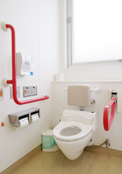 Toilettes et balustrade pour personnes handicapées dans la salle de toilettes, concept de sécurité
  - Photo, image
