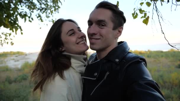 若いカップルは、selfie フィールドとキス - 映像、動画