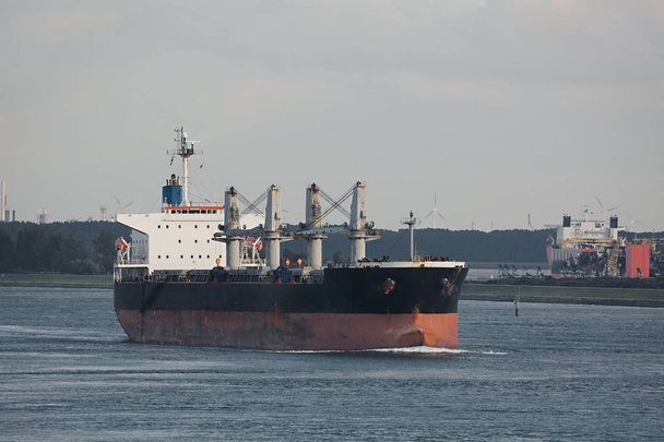 Βιομηχανικό πλοίο που φεύγει από το Ρότερνταμ - Φωτογραφία, εικόνα