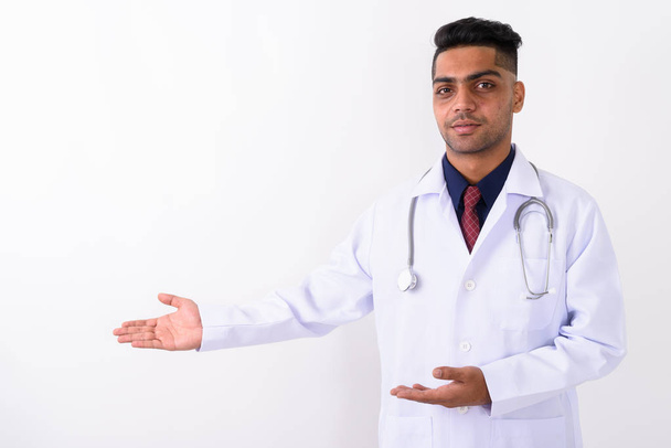 Joven médico indio contra fondo blanco
 - Foto, Imagen