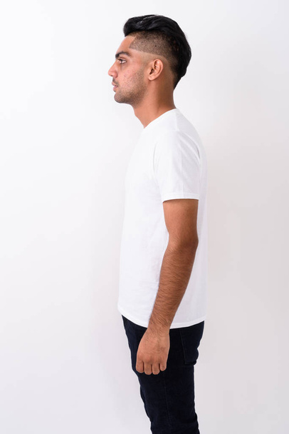 Молодий індійський людині носити білу сорочку на білому тлі  - Фото, зображення