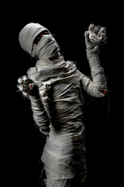 Studio shot portret młodzieńca w przebraniu cosplay halloween przerażające mumia pozuje jak wdrapać działających na na białym tle czarny kostium. - Zdjęcie, obraz