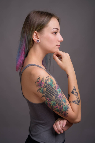 Jovem bela mulher rebelde com cabelo multicolorido contra
  - Foto, Imagem