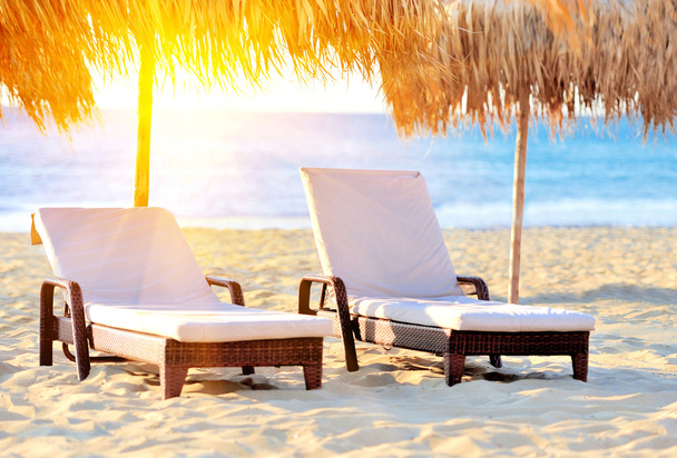 iki sandalye beyaz şemsiye ile plaj - Fotoğraf, Görsel
