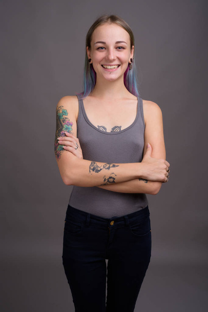 Молодая красивая бунтарка с разноцветными волосами против
  - Фото, изображение