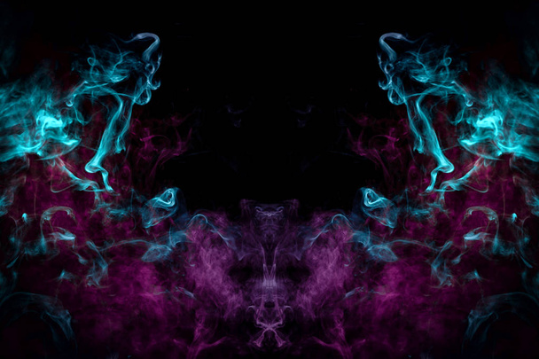 Fantasie print voor kleding: t-shirts, sweatshirts. Roze en blauwe wolk van rook in de vorm van een monster van zwarte geïsoleerde achtergrond. Achtergrond van de rook van vape. - Foto, afbeelding