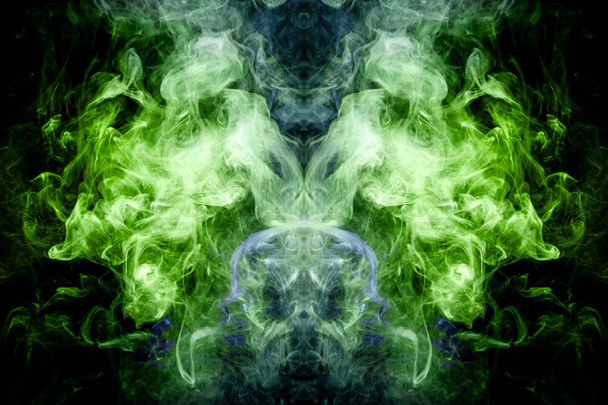 服のプリントをファンタジー: t シャツ、スウェット。カラフルな青と緑のモンスター、孤立した黒地に龍、頭蓋骨の形で煙します。Vap の煙から背景 - 写真・画像