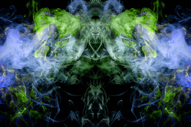 Fantasie print voor kleding: t-shirts, sweatshirts. Kleurrijke blauw en groen roken in de vorm van een schedel, monster, draak op een geïsoleerde zwarte achtergrond. Achtergrond van de rook van vap - Foto, afbeelding