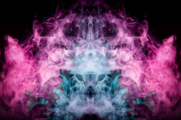 Fantasie print voor kleding: t-shirts, sweatshirts. Dikke kleurrijke rook van roze, blauwe kleuren rook in de vorm van een schedel, monster, dragon op een geïsoleerde zwarte achtergrond. Achtergrond van de rook van vap - Foto, afbeelding