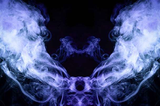 Fantazie tisku pro oblečení: trička, mikiny. Fialová a modrá oblak kouře v podobě monster černé izolované pozadí. Pozadí z kouře vape. - Fotografie, Obrázek