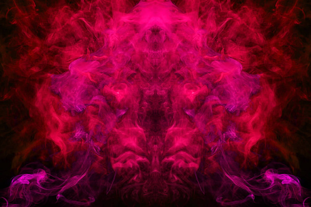 Estampado de fantasía para ropa: camisetas, sudaderas. Nube de humo rosa y roja en forma de un monstruo de fondo negro aislado. Fondo del humo del vapor
 - Foto, Imagen