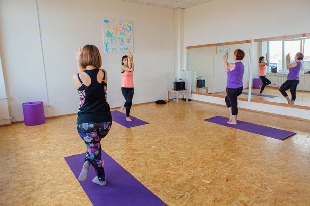 Novokuznetsk, Kemerovo region, Russia - 11 August 2018: Women of different age doing yoga exercises with teacher on yoga class. - Foto, imagen