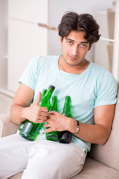 młody pijany przystojny mężczyzna po imprezie w domu  - Zdjęcie, obraz