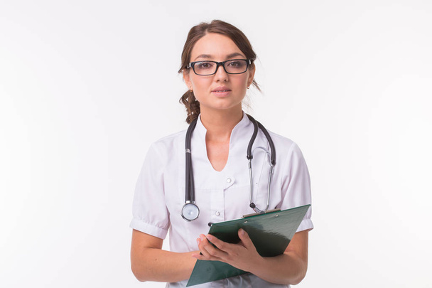 Arzt mit Stethoskop, hält die Aktenmappe auf weißem Hintergrund - Foto, Bild