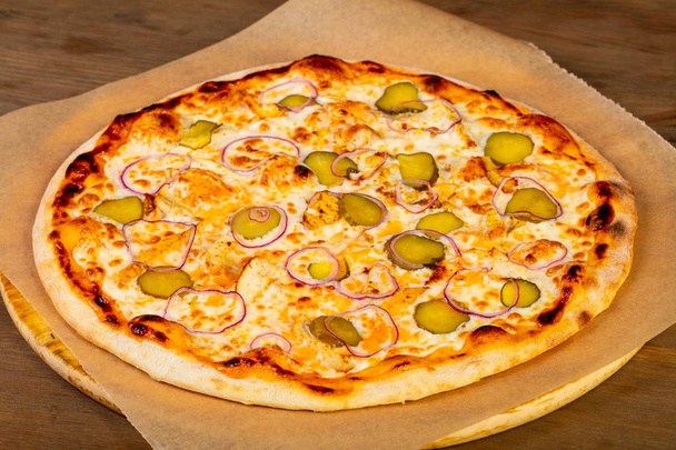 Pizza con pepinos en escabeche y queso
 - Foto, Imagen