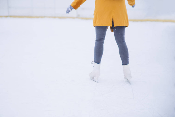 Genç kadın şehir buz pateni Kayak öğrenmek - Fotoğraf, Görsel