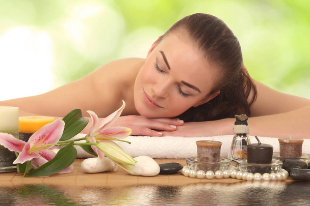 donna sdraiata a rilassarsi su un lettino da massaggio in una spa - Foto, immagini