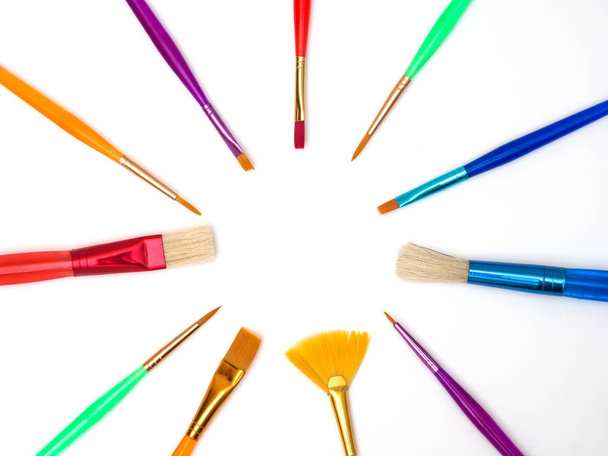 Various colorful paint brushes on white background. Flat lay, top view - Foto, afbeelding
