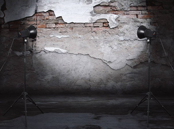 estudio fotográfico en antigua sala de grunge con pared de hormigón, fondo urbano
 - Foto, imagen