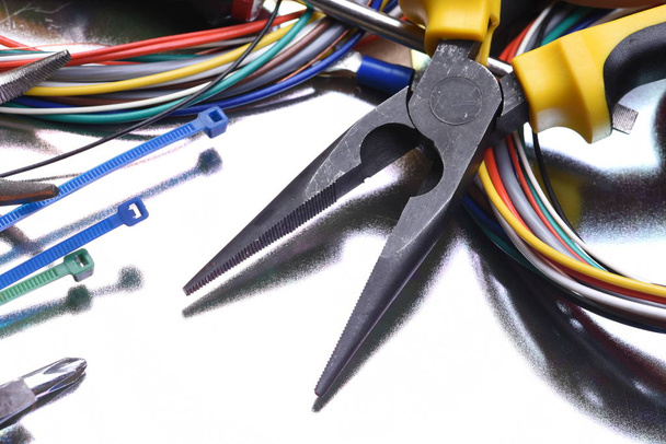 Hulpmiddelen voor elektricien en kabels - Foto, afbeelding
