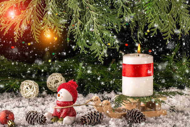 Composição de Natal com presentes e flocos de neve na mesa de madeira
 - Foto, Imagem