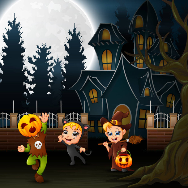 Счастливые дети на Хэллоуин с ужасным домом и полнолунием ночью
 - Вектор,изображение
