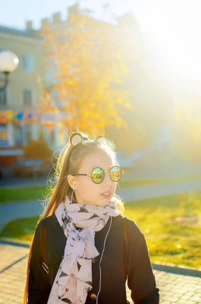 Portrait pretty blonde girl, wearing a mirror sunglasses, enjoying and having fun outside in sunny autumn day - 写真・画像
