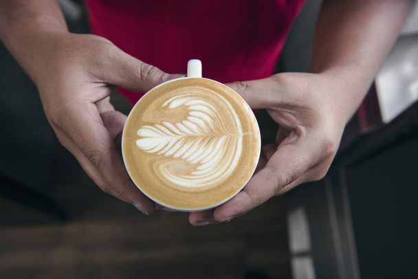 Latte i Cappuccino sztuki z piana pienisty, filiżanki kawy w kawiarni Barista. - Zdjęcie, obraz