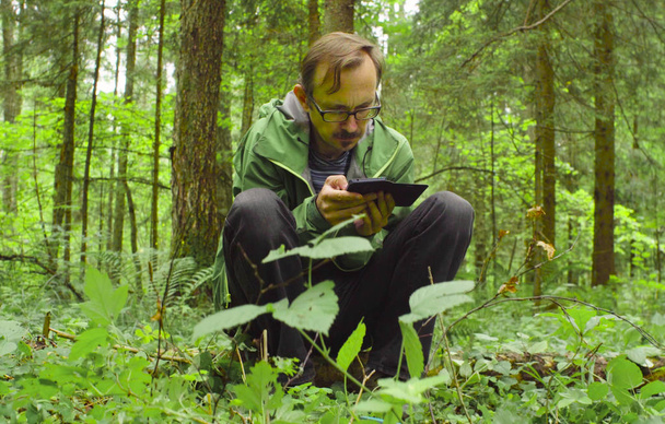 Еколог в лісі зі смартфоном
 - Фото, зображення