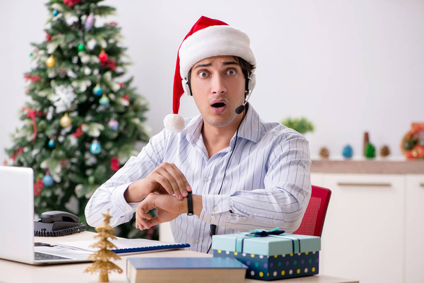 電話でのクリスマスセール中の通信事業者 - 写真・画像