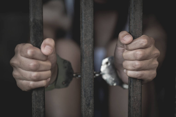 Das Sklavenmädchen wurde gefesselt und in einem Käfig gehalten. Frauengewalt und Missbrauch, Menschenhandel, Internationaler Frauentag. - Foto, Bild