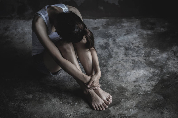 A nyomott tini ült a padlón, hangsúlyozta szomorú fiatal nő, akik mentális problémákkal, a családon belüli erőszak és az emberkereskedelem - Fotó, kép