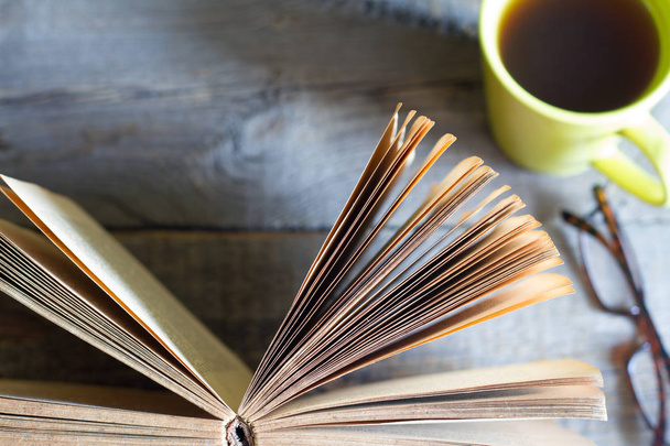 Otwórz książkę jesienne liście herbaty i okulary streszczenie tło na deski - Zdjęcie, obraz