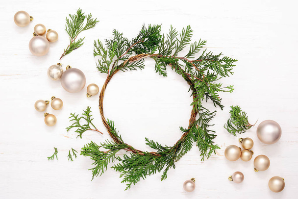 noel oder weihnachtlicher Hintergrund mit handgemachtem Adventskranz und einfachen goldenen Kugeln, Blick von oben, Platz für einen Text - Foto, Bild