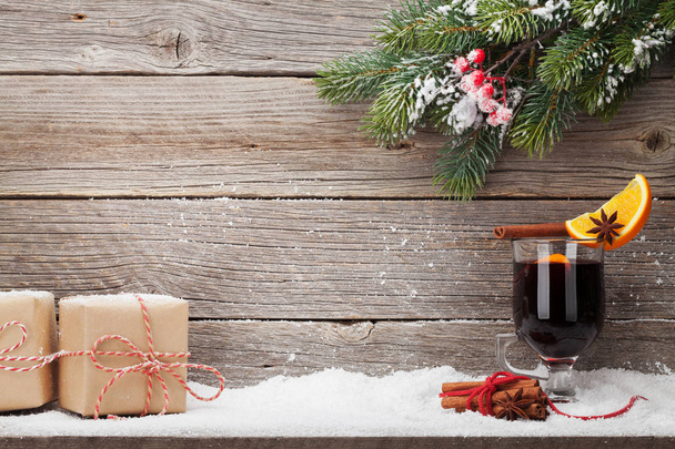 Noel hediye kutuları, mulled şarap sıcak içecek ve xmas köknar ağacı dalı ahşap arka plan üzerinde - Fotoğraf, Görsel