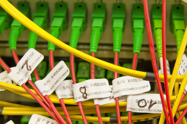 Волоконные кабели, подключенные к серверам
 - Фото, изображение