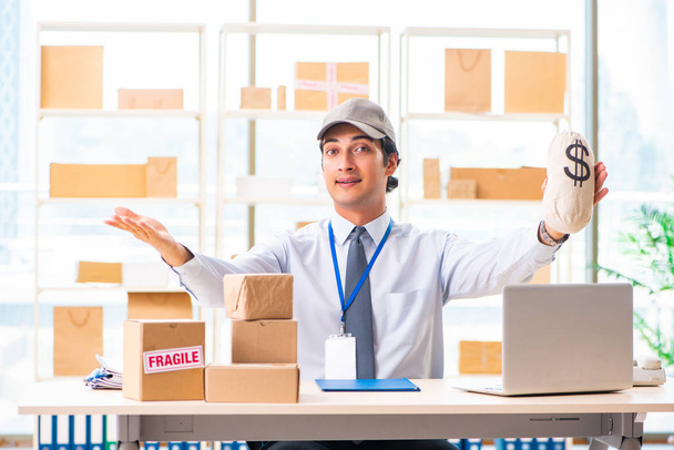 Empleado masculino trabajando en servicio de reubicación de entrega de cajas
 - Foto, Imagen