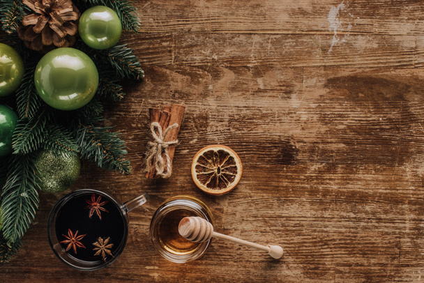 木製卓上、クリスマス コンセプトにグリュー ワイン、蜂蜜、モミの小枝のトップ ビュー - 写真・画像