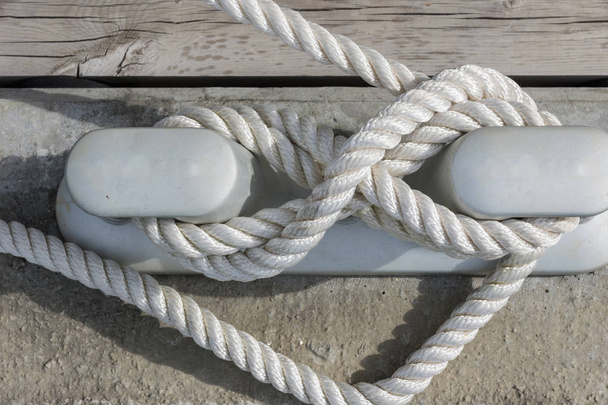 Corde à noeud dans un port de plaisance /
 - Photo, image