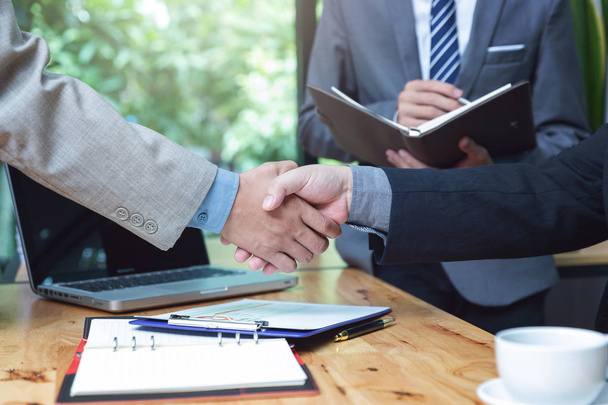 Бизнес и финансы концепции офисной работы, бизнесмены пожимают руку и обсуждают бизнес-инвестиционный план в офисе
 - Фото, изображение