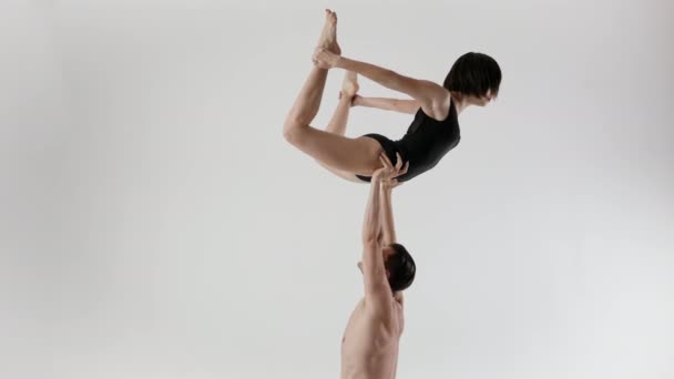 Choreographie hob ein Mann ein Mädchen in seinen Armen, das ihre Taille hielt - Filmmaterial, Video