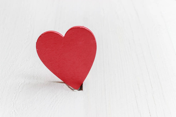 Día de San Valentín corazón rojo en madera vieja. Tarjeta de vacaciones con espacio para copiar
. - Foto, Imagen