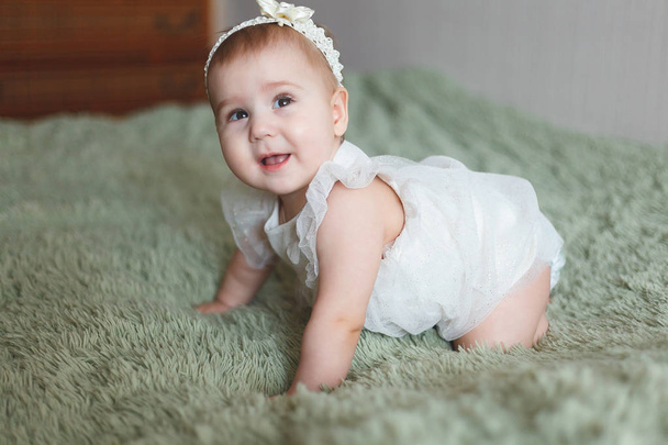 Cute adorable noworodka 3 ćmy z pieluch. Hapy drobny dziewczynka lub chłopiec patrząc na kamery i białej sukni. Suche i zdrowe ciało i skóry dla dzieci koncepcja. Przedszkole dla dzieci - Zdjęcie, obraz