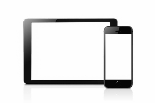 Tablet και το smartphone mockup με κενές οθόνες που απομονώνονται σε λευκό φόντο, κοροϊδεύω έννοια. Copyspace για το κείμενο. - Φωτογραφία, εικόνα