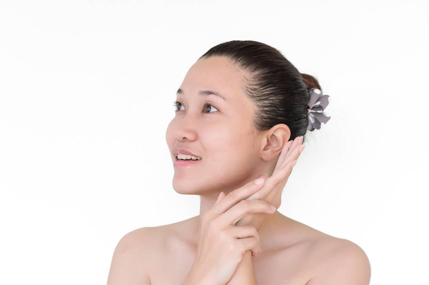  Close-up πορτρέτο της ελκυστική γυναίκα της Ασίας όμορφο πρόσωπο με καθαρό δέρμα που απομονώνονται σε λευκό φόντο - Φωτογραφία, εικόνα