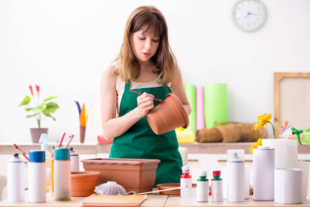 Nuori nainen koristelu keramiikka työpajassa
 - Valokuva, kuva