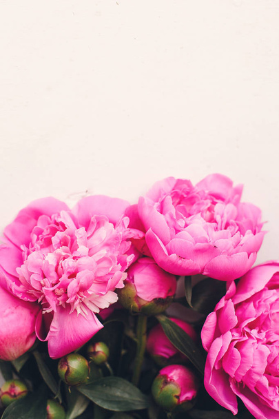 preciosas peonías rosadas sobre fondo rústico de madera blanca, espacio para el texto. tarjeta de felicitación floral, cama plana. hermosas flores de peonía, tierna imagen. concepto de día feliz de las madres o mujeres
 - Foto, imagen