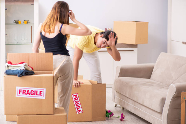 joven pareja mudándose a nuevo piso con cosas frágiles - Foto, Imagen